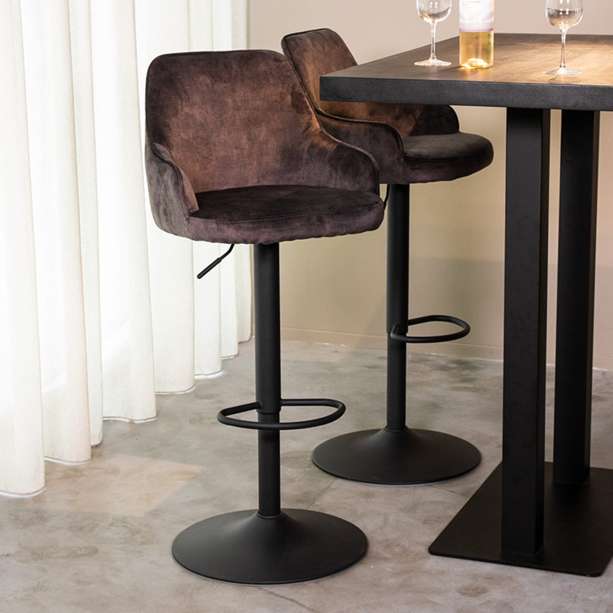 Tabouret de bar Fender - Pivotant - Hauteur du siège 64-84 - Accoudoir - Anthracite - Gris - Velours - Moderne - LABEL51